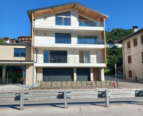 Baselga di Pine Apartment | Riflessi sul lago