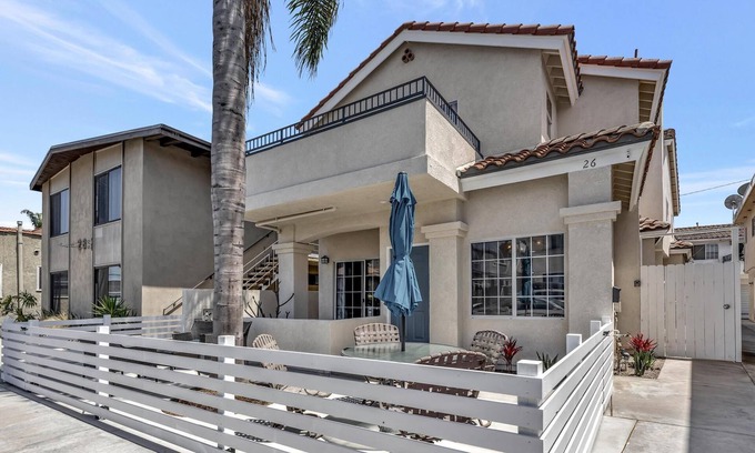 Belmont Shore House | Right By The Sand, Entire 3-Bedroom House In Belmont Shore