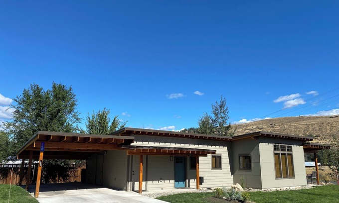 Winthrop House | Right next to Ski trail! Adventure Lodge-Walk to Downtown Winthrop&Ice Rink!