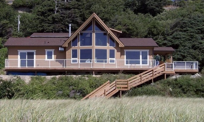 Moclips House | Right On the Beach! Hot Tub, Pet-friendly, Fireplace, WiFi, Best of NW Escapes!