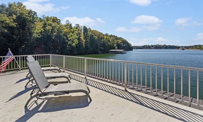 Gainesville Cottage | Right on the water