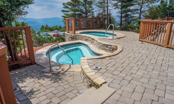 Snowshoe Condo | Rimfire 303: 1 Br. Sleeps 4 Walking Distance to skiing, shops