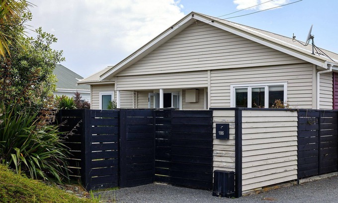 Kaikoura House | Rimu Cottage - Small, Historic Charm
