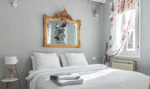 Santa Croce Apartment | Rio Marin with floating gondolas view