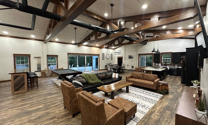 Horse Shoe House | Rippling Waters! 3 BD 2.5 BA Riverfront Home, 8 min. from airport. Sleeps 11.