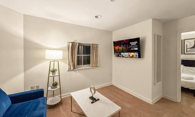 Rittenhouse Row Apartment | Rittenhouse 1BD, Sleeps 4, Walk to Square & Shops