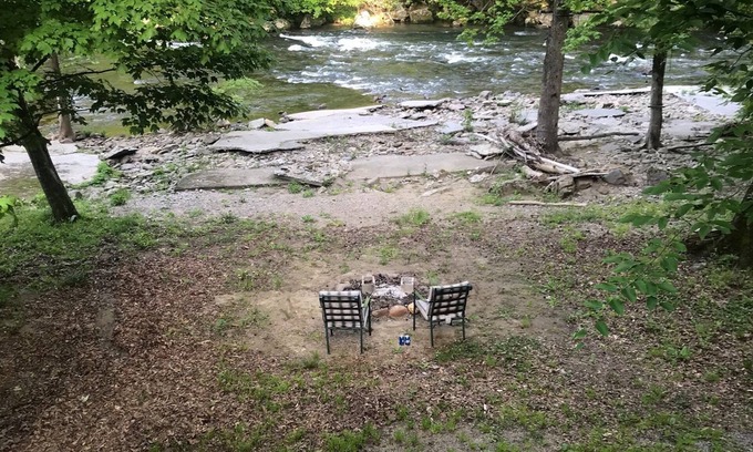 Townsend Cabin | River Access ☀Easy Access ☀Hot Tub ☀Sleeps 4 ☀Well Equipped