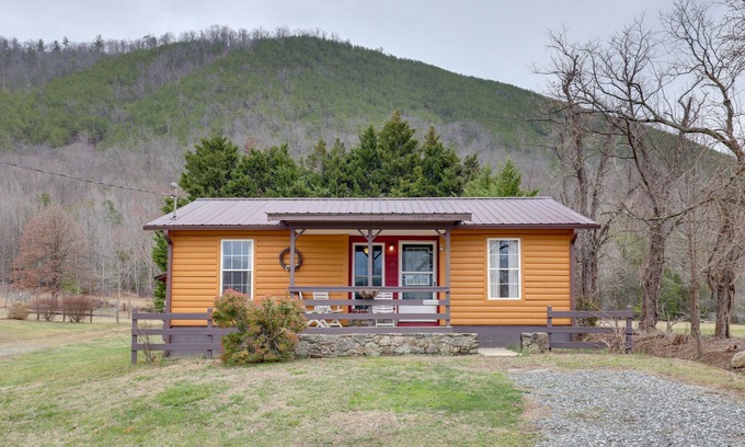 Hot Springs Cabin | River Access & Hot Tub: Cozy Hot Springs Cabin