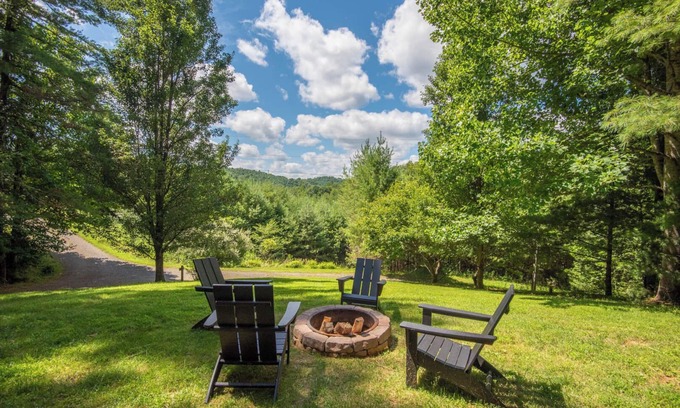 Crumpler Cabin | River Bend Retreat Log Cabin w/Hot Tub, Views & Privacy - Near New River State Park