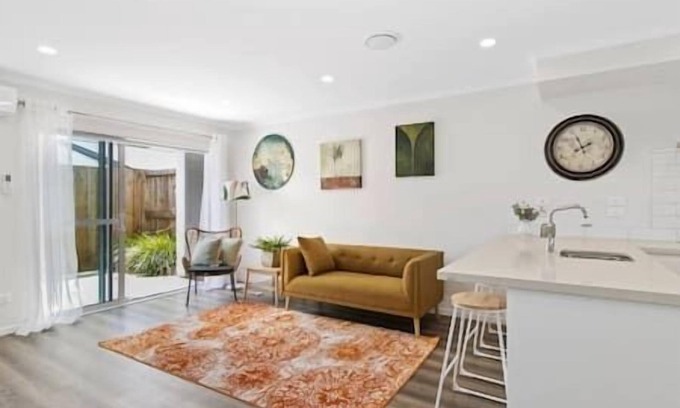 Hamilton House | River City Retreat - Central!