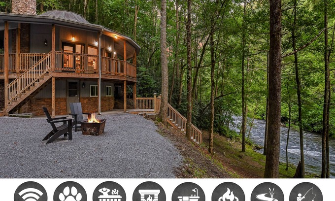 Townsend House | River Dreams: Pet Friendly, Free Attraction Tickets, Creek Views & Access, Firepit