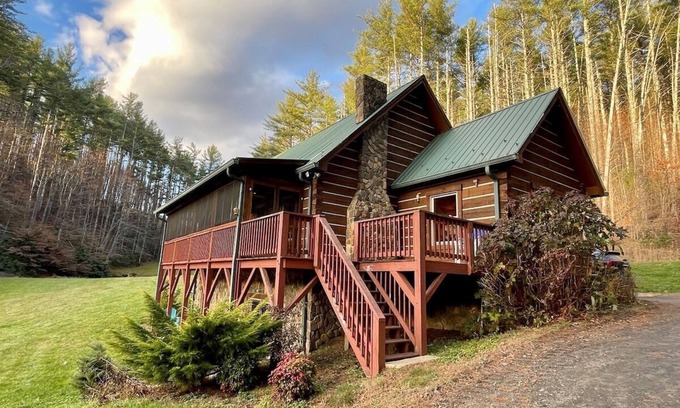West Jefferson Cabin | River Front Cabin, Private Ponds & Hiking Trail-Located at The Barn on New River