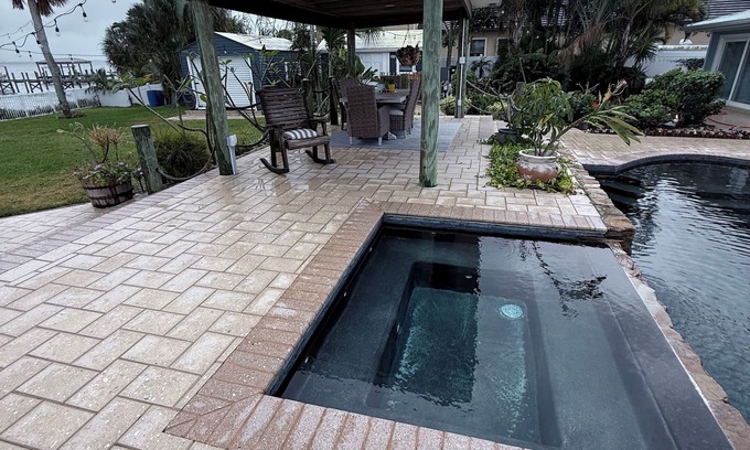 Tropic Apartment | River front Cozy studio with WiFi and AC in enjoyable Melbourne with pool/hottub