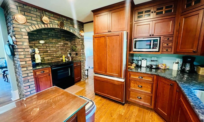 Benton Harbor House | River front fully furnished 4 bedroom homen