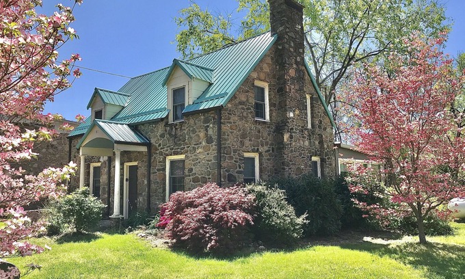 Hot Springs Cottage | River front home, walkable to Hot Springs Spa & downtown - Red Bridge Cottage