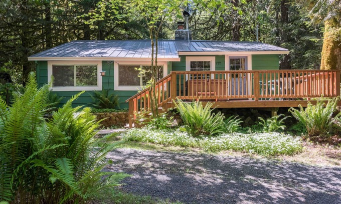 Welches Cabin | River front, hot tub, cozy cabin feel!