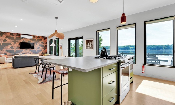 Malden House | River front luxury + hot tub, next to HITS