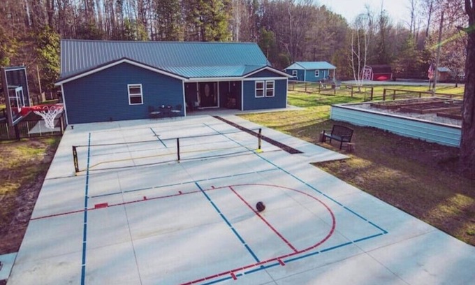 Free Soil House | RIVER FRONT Pickleball & Bball Patio-Pets-2 houses