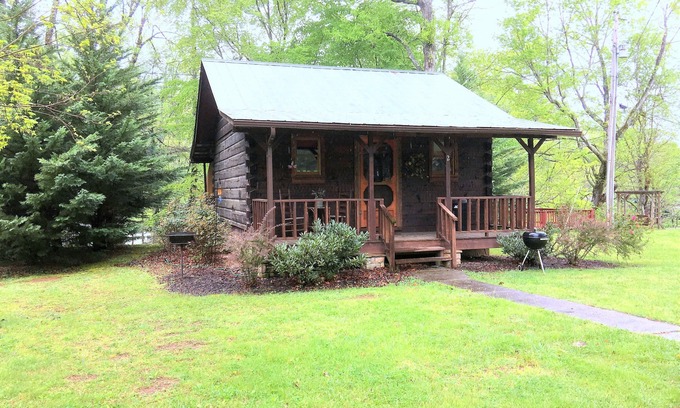 Townsend Cabin | River Frontage ❄Hot Tub ❄Whirlpool bath ❄Studio for Two ❄Pet Friendly