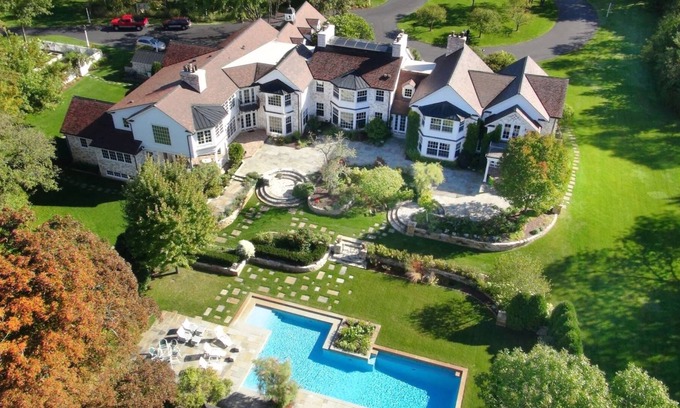 River Hills House | River Hills Estate 15 minutes from Downtown Milwaukee