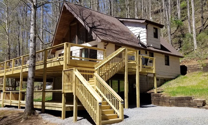 Deep Gap Cabin | River Rock: stream side, 11 acres, hot tub, waterfall