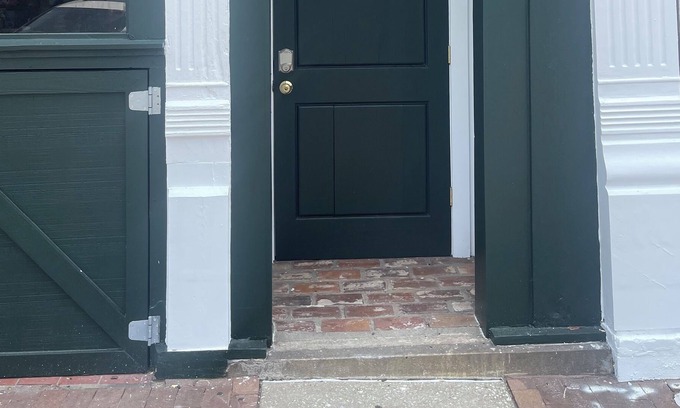 Georgetown Apartment | River Room Getaway Located in the center of Historic Georgetown