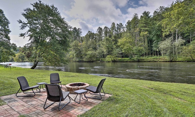 Hayesville Cabin | 'River's Edge' - Ultimate Riverfront Getaway