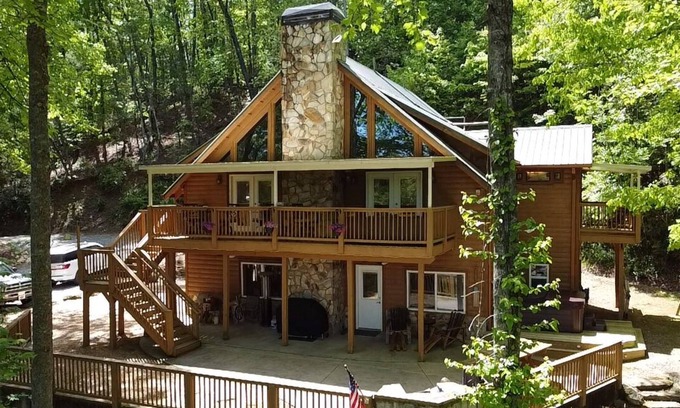 Helen Cabin | River Shoals Cabin! Hot Tub-Water front