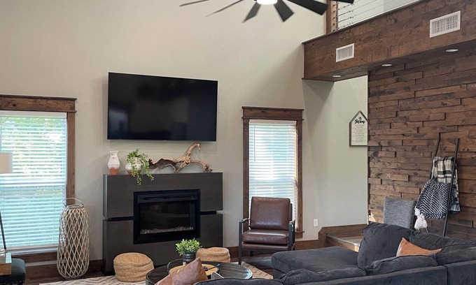 Glenwood Cabin | "RIVER TIME" CABIN DIRECTLY ON CADDO RIVER, FLAT YARD