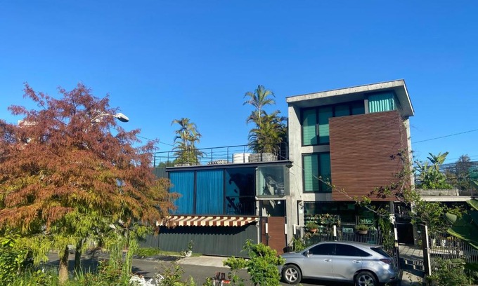 Dongshan House | River