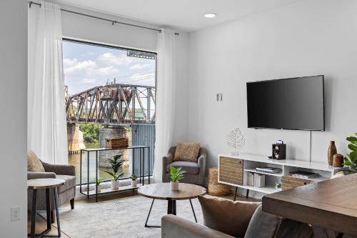 North Capitol Apartment | River View, Balcony, Germantown, Central, Elevator