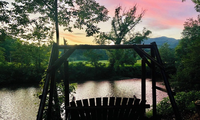 Clyde House | River view, beautiful, peaceful, private 2 bed/2 bath. 20 miles to Ashville