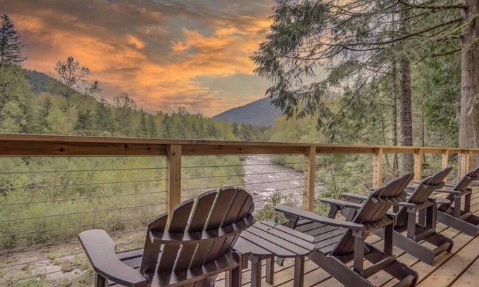 Welches Cabin | River View Cabin - Cozy Cabin, Awesome Views, Fireplace, Hot Tub