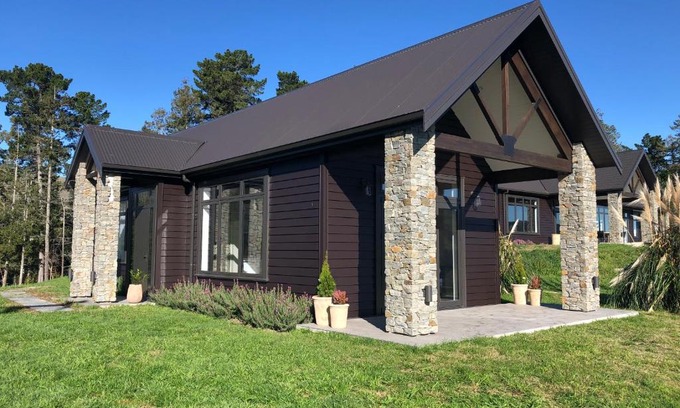 Kahuranaki House | River View Cottage