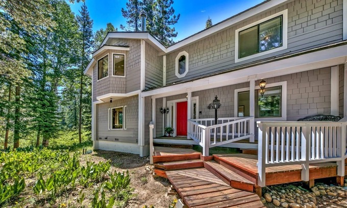 Christmas Valley House | River View Retreat-come play in the mountains, hike, explore.