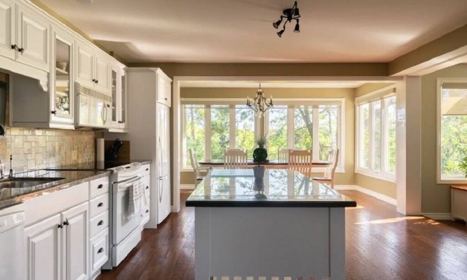 St. Catharines House | River Views | Pool Table | EV Charger | Hiking Trails | Near Niagara Falls