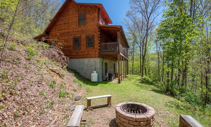 Todd Cabin | River Walk - New River Front Log Cabin in Todd - 30 Min to Skiing/Tubing
