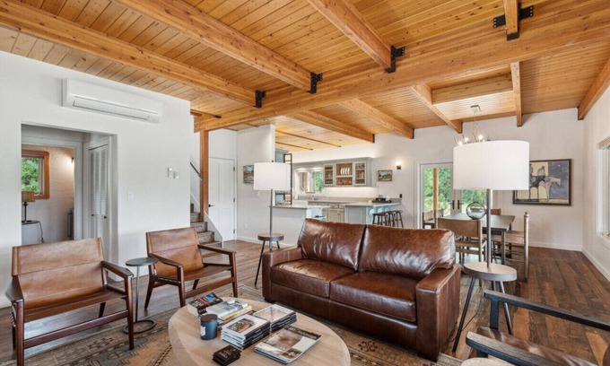 Grantsdale Cabin | Riverbend Lodge: Private Riverfront Luxury Home