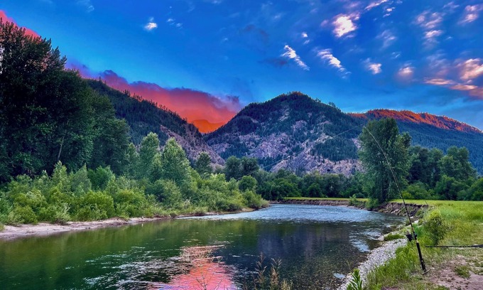 Leavenworth House | Riverdance Lodge: Best Family and Friends private Icicle River Fun Getaway!