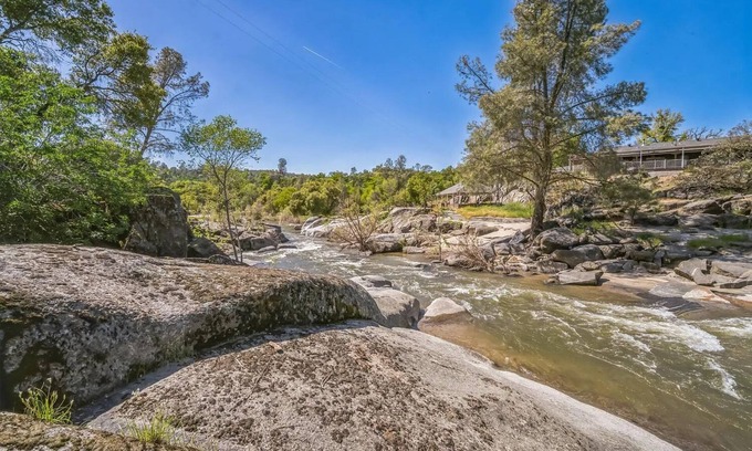 Yosemite Lakes House | Riverdell Hideaway is your private riverfront retreat.