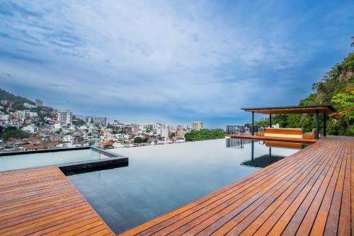 El Caloso House | Riverfront 3BR at Oasis | 2 Pools, Gym & Bar