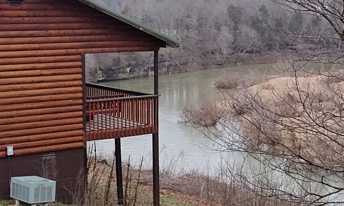 Berryville Cabin | Riverfront Blue Heron Cabin on the Kings River