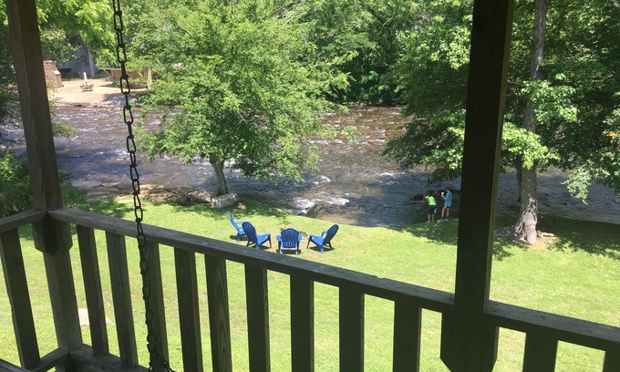Townsend Cabin | Riverfront Cabin, 5 min to Smoky Mountains National Park! Fish in backyard!