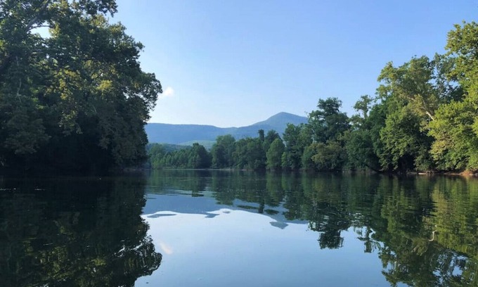 Luray Cabin | Riverfront Cabin! Farm, Kayaks, Trail & Fireplaces