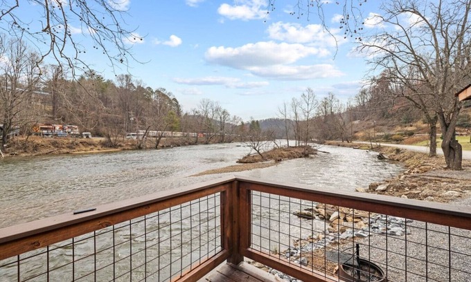 Sylva House | Riverfront Cabin, Fish, Hike & 5 Min to Sylva