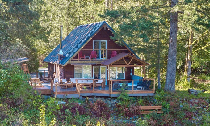 Gold Bar Cabin | Riverfront Cabin w/Views-Hot Tub,AC,Pets