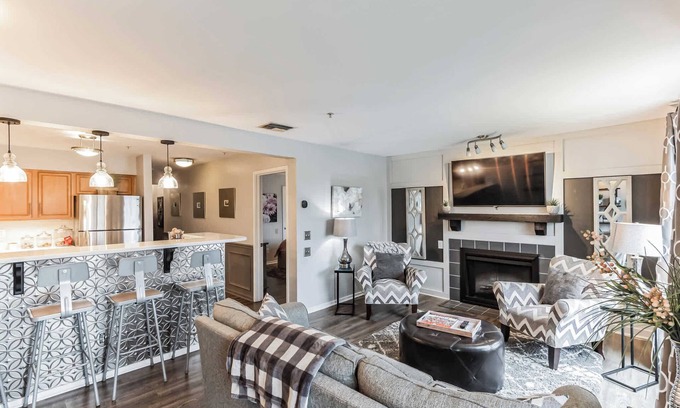 North Capitol Condo | Riverfront Charm – A Scenic Downtown Stay for 6!