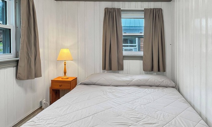 Northeast Somerset Cottage | Riverfront Haven -River access (Cabin 1)