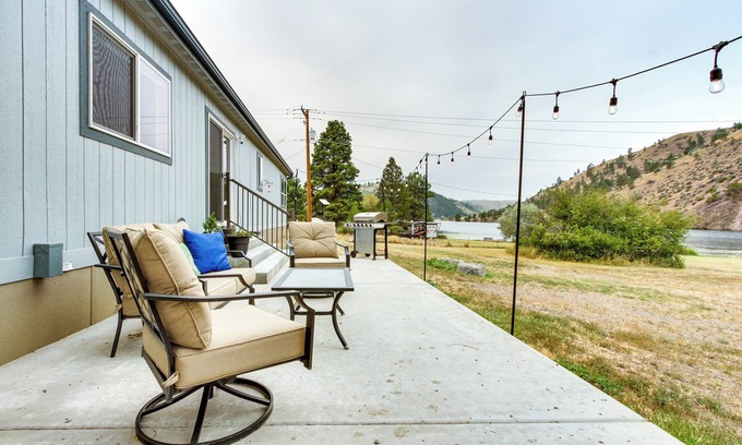 Helena House | Riverfront Helena Retreat w/Small Dock + Kayaks!