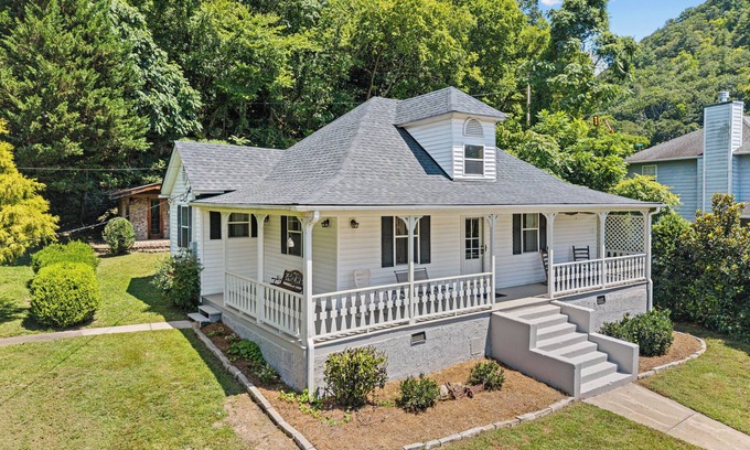 Hot Springs House | Riverfront, Hot Tub & Sauna, 10 Minute Walk to Town on the AT
